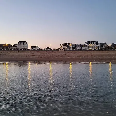 Appartement Lumineux Avec 2 Au Cœur De Merville-franceville - Fr-1-465-111 Merville-Franceville-Plage