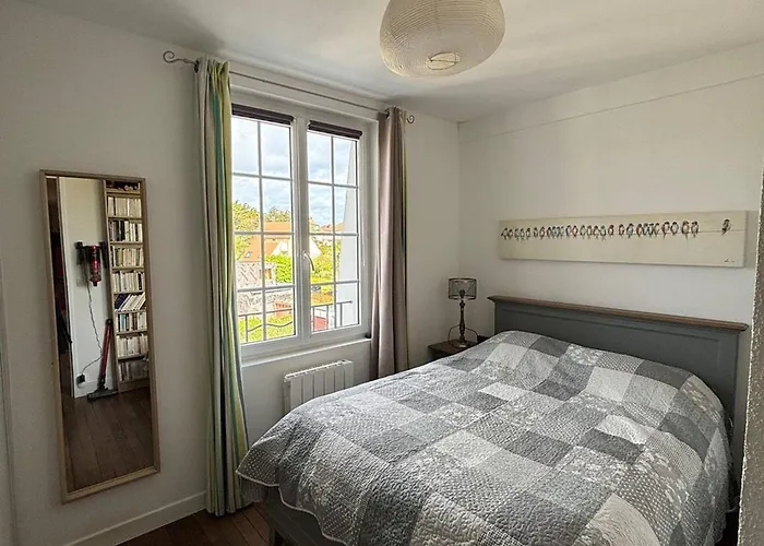 Lejlighed Lumineux Avec 2 Au Coeur De Merville-franceville - Fr-1-465-111